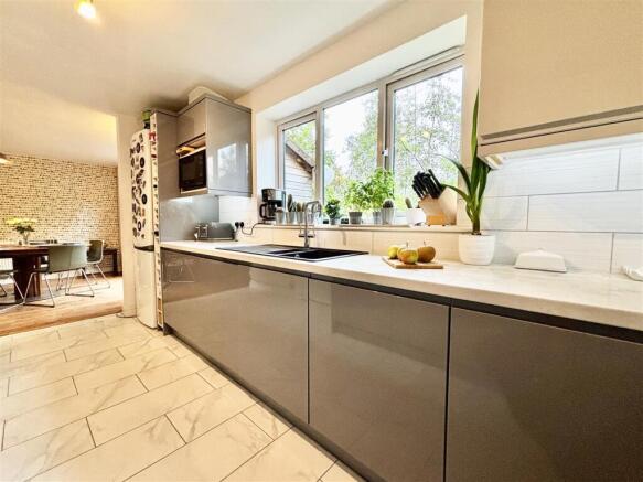 6 bed Detached for sale Image 6