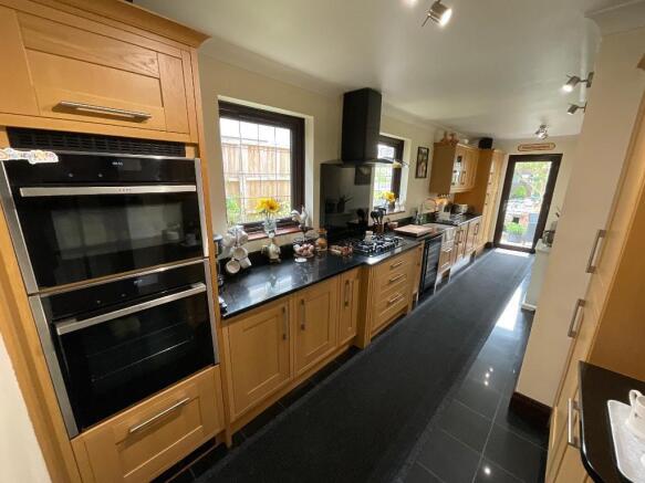 KITCHEN 23'9 x 8'5 > 6'7