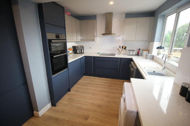 4 bed Semi-Detached for sale Image 6