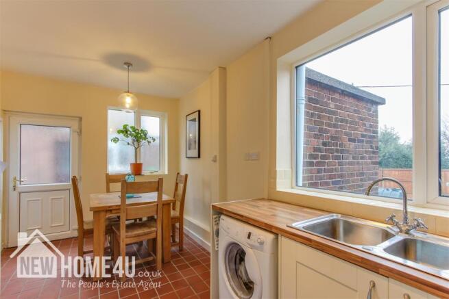KITCHEN / DINER: