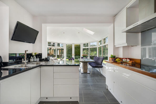 4 bed Detached for sale Image 7