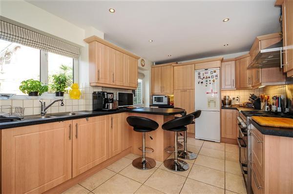 KITCHEN/BREAKFAST