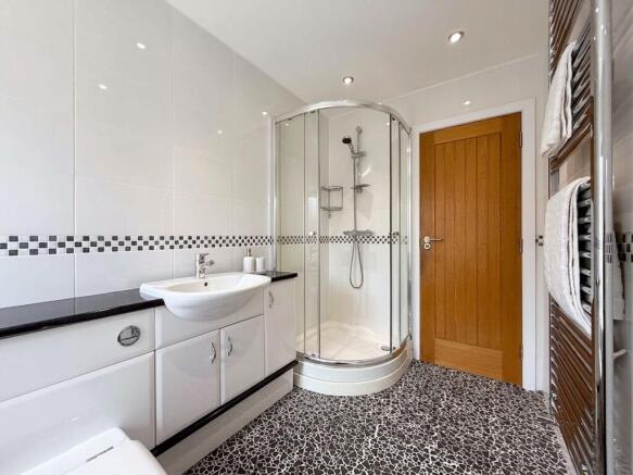 6 bed Detached for sale Image 7