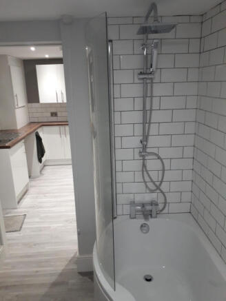 4 bed House to rent Image 5