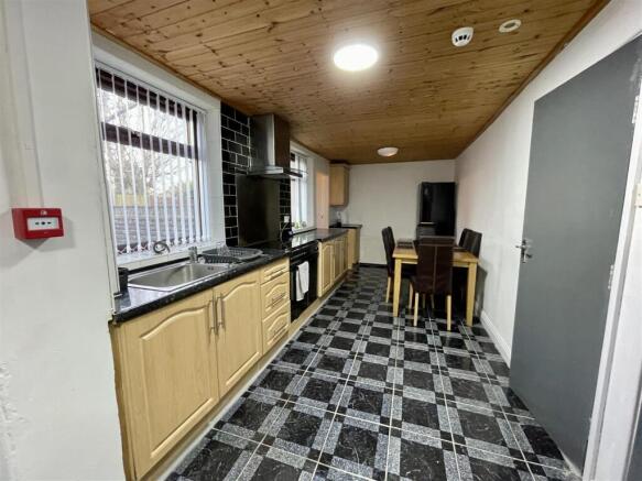 5 bed House of Multiple Occupation to rent Image 12