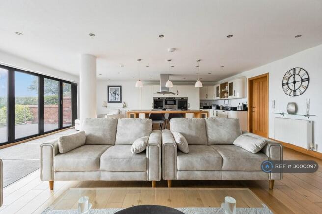 6 bed Detached to rent Image 12
