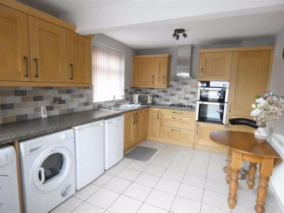 SPACIOUS DINING KITCHEN