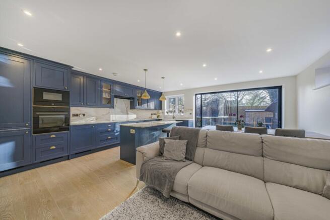  Presented by Clinton at EweMove Bexleyheath and D