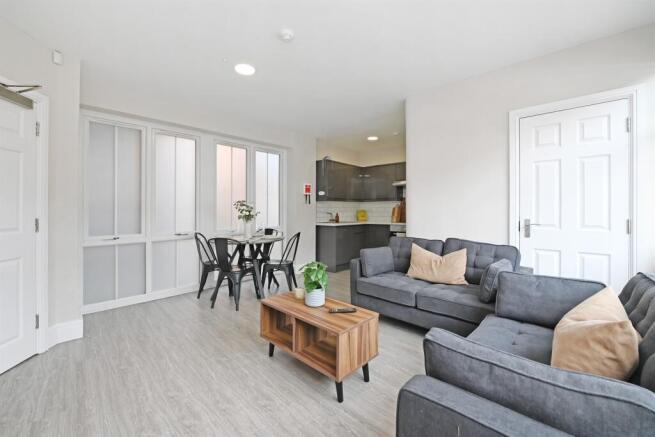 4 bed Apartment to rent Image 3