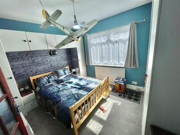 25 Elmroyd Ave Bed 2.jpg