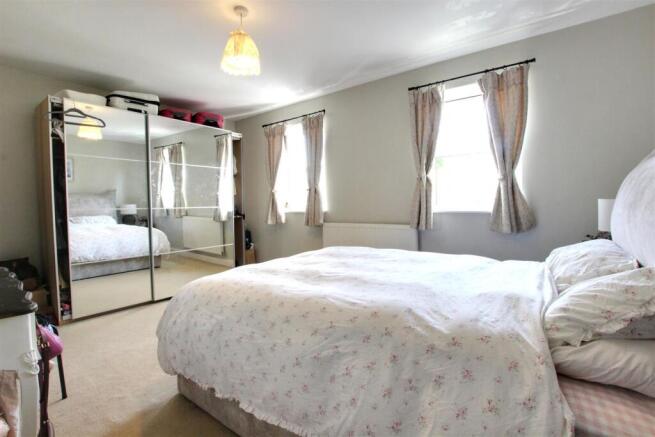 4 bed Detached for sale Image 9