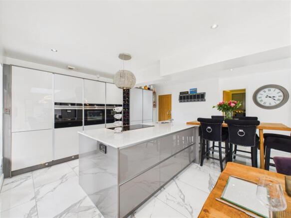 5 bed Detached for sale Image 11