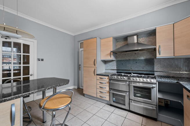 5 bed Semi-Detached for sale Image 11