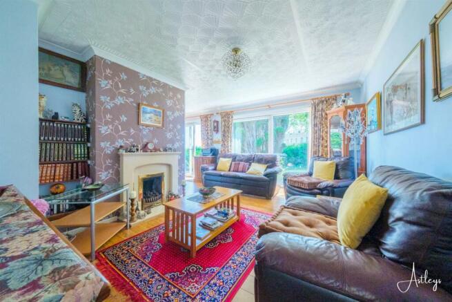 Lounge/Dining Room