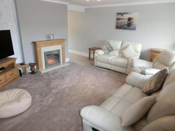 Lynbrook Close 5lounge 1.jpg