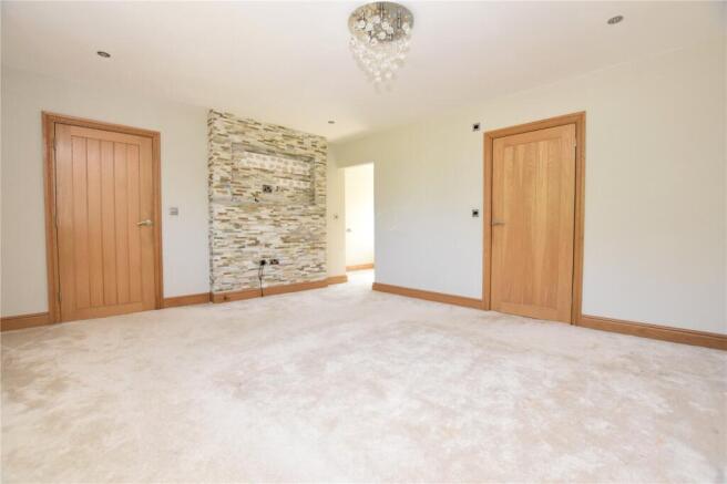 6 bed Detached for sale Image 8