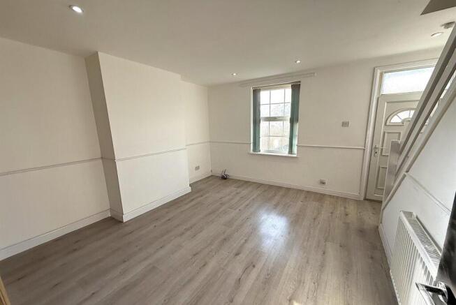 2 bed Terraced to rent Image 5