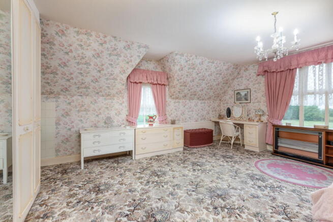 5 bed Detached for sale Image 12
