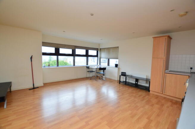 2 bed Apartment to rent Image 4