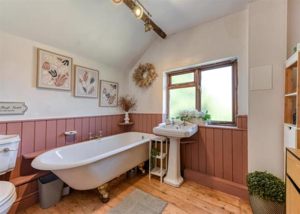 Elms Cottage-bathroom2.jpg