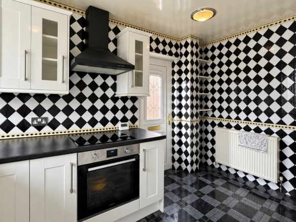 ENTRANCE/KITCHEN