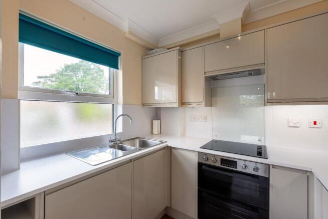 2 bed Flat to rent Image 5