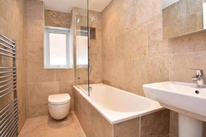 4 bed Detached to rent Image 7