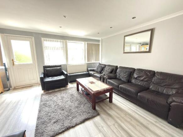 Flint Close, Marsh Farm, Luton, Bedfordshire, LU3 3LX photo 4