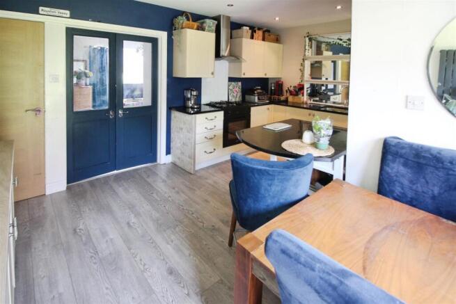 3 bed Semi-Detached for sale Image 7