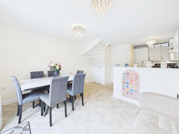 4 bed Semi-Detached for sale Image 8