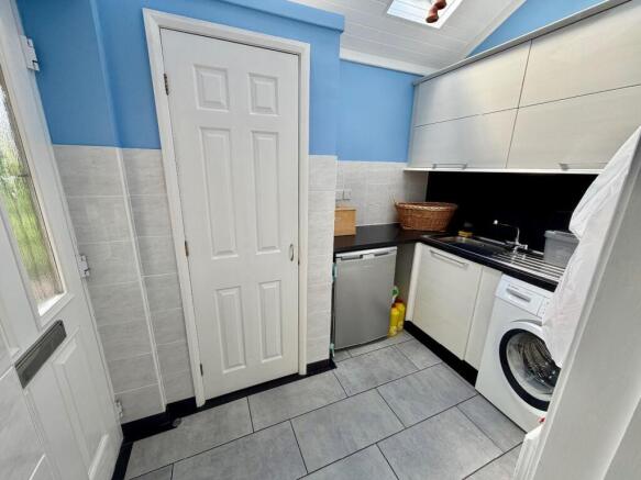 4 bed Semi-Detached for sale Image 10