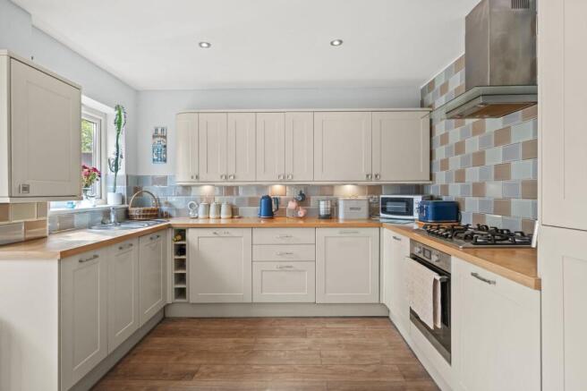Bankside Drive, Thames Ditton, KT7 photo 4