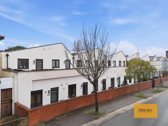 1-bed flat on Clifford Road, London, £250,000