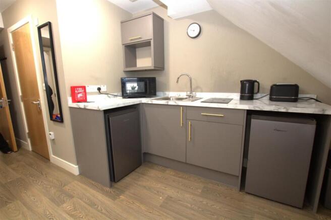 flat 10 kitchen .jpg