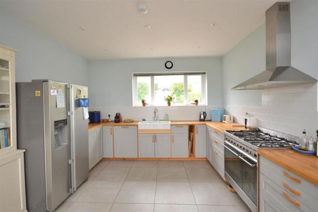 Kitchen (2).jpg