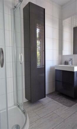 EN-SUITE SHOWER ROOM: