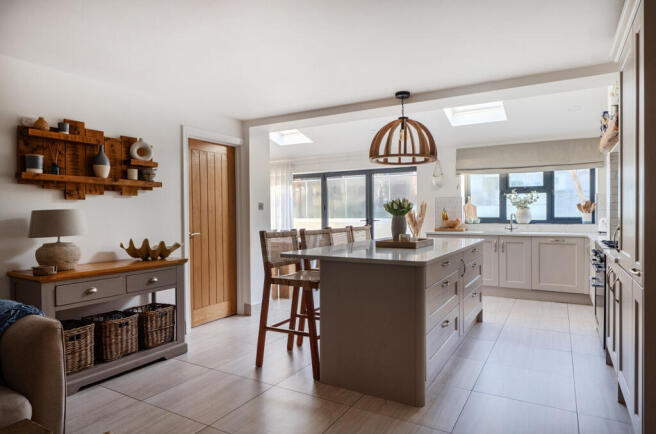 1406018-4-697a375...