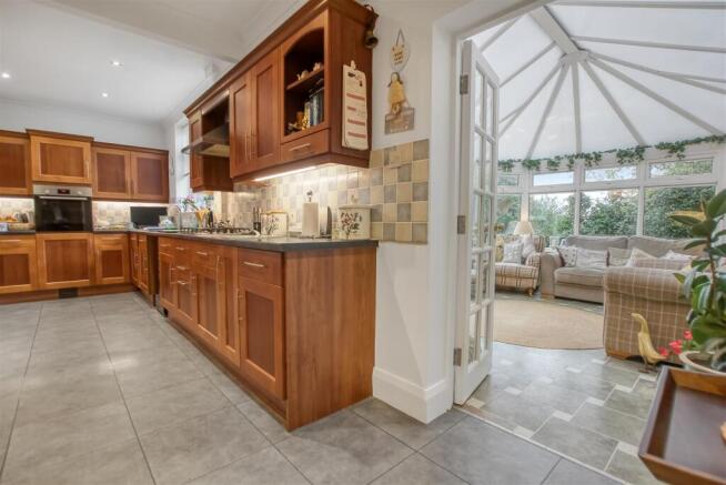 4 bed Detached for sale Image 4