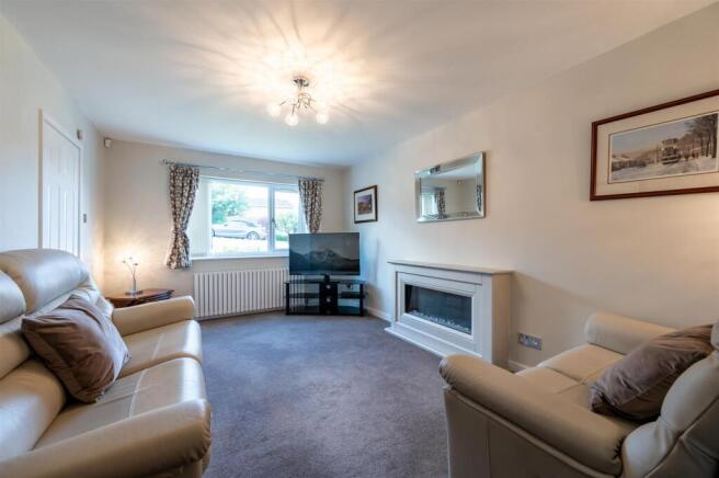 5 bed Detached for sale Image 4