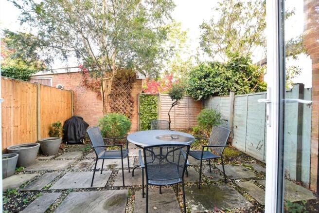 Marneys Close, Epsom, KT18 photo 4