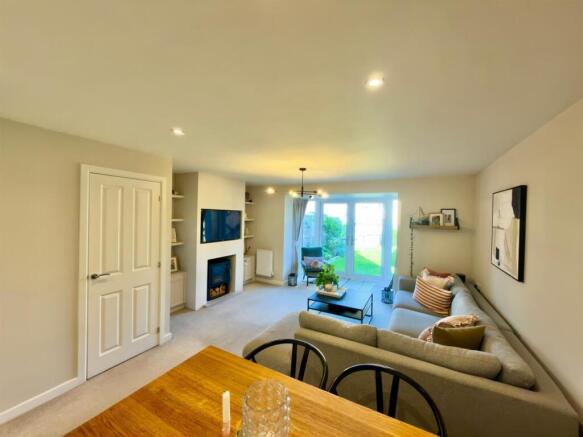 4 bed Semi-Detached to rent Image 2