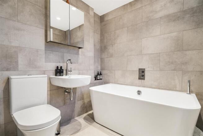 LUXURY HOUSE BATHROOM