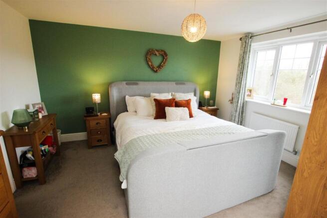 5 bed Detached for sale Image 11
