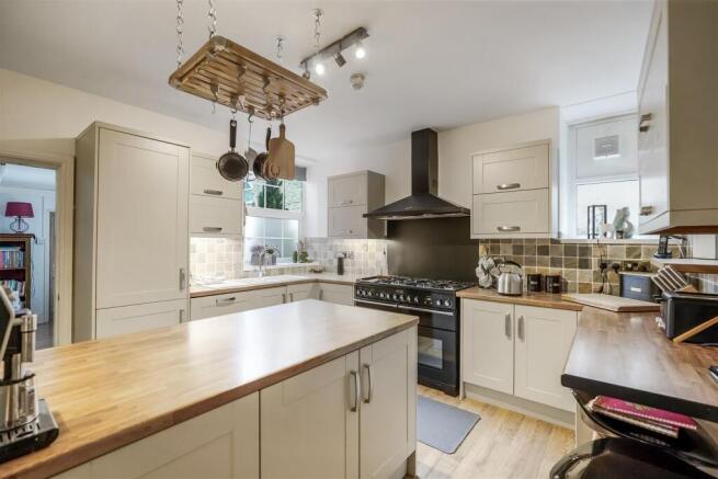 7 bed Detached for sale Image 10