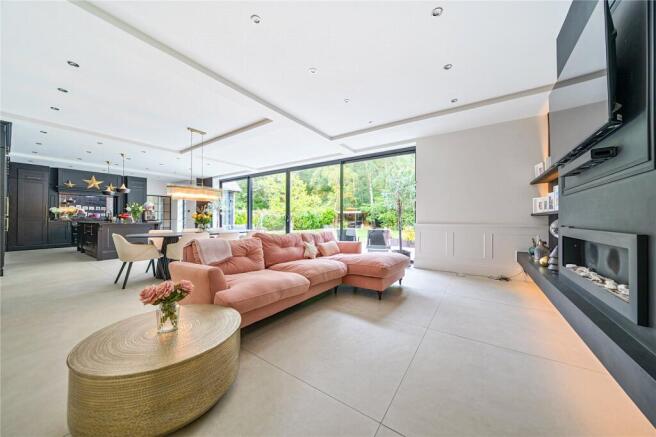 6 bed Detached for sale Image 7