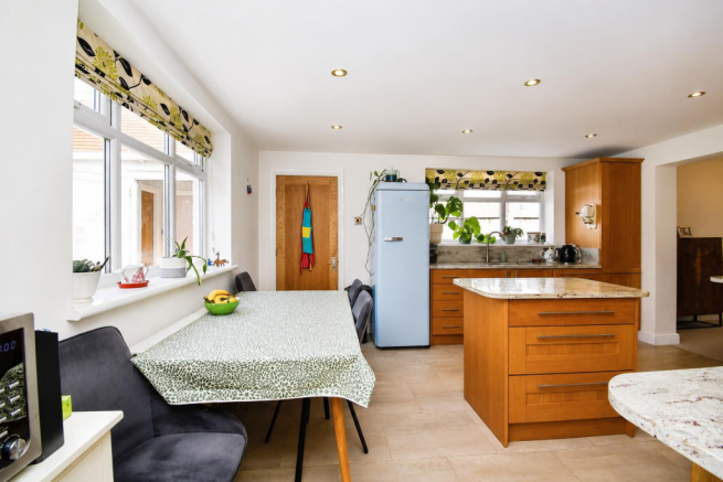 4 bed Detached for sale Image 11