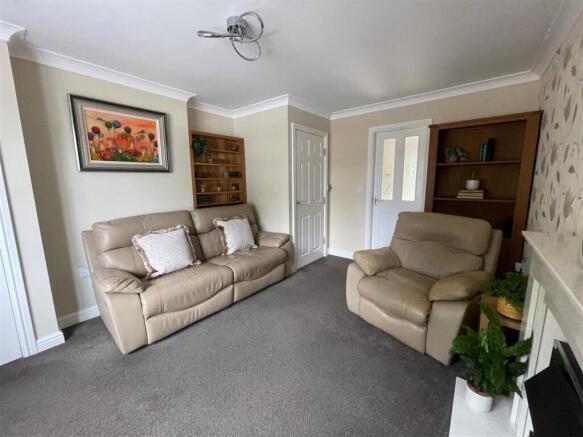 4 bed House for sale Image 3