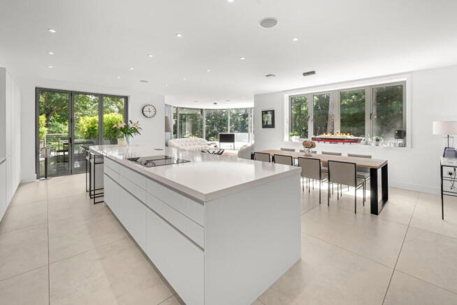 4 bed Detached for sale Image 7