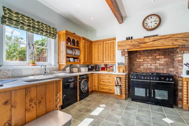 4 bed Detached for sale Image 9