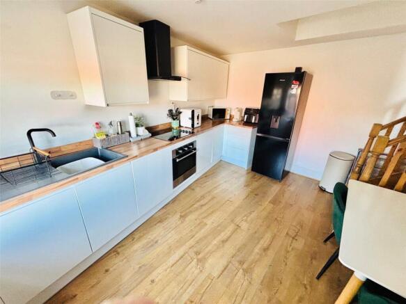 2 bed Flat for sale Image 7